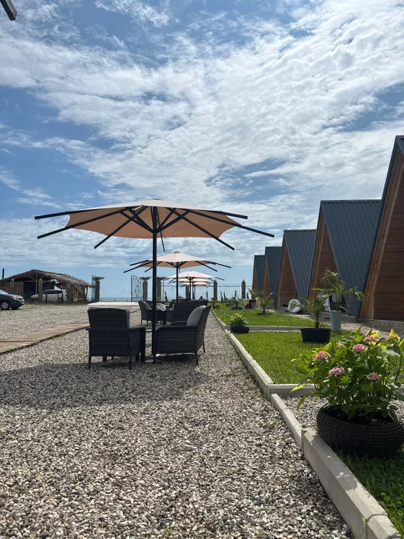 Атмосферные дома a-frame на берегу моря