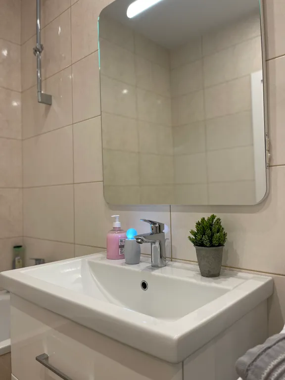 Новая квартира с кроватью возле панорамного окна, высокий этаж