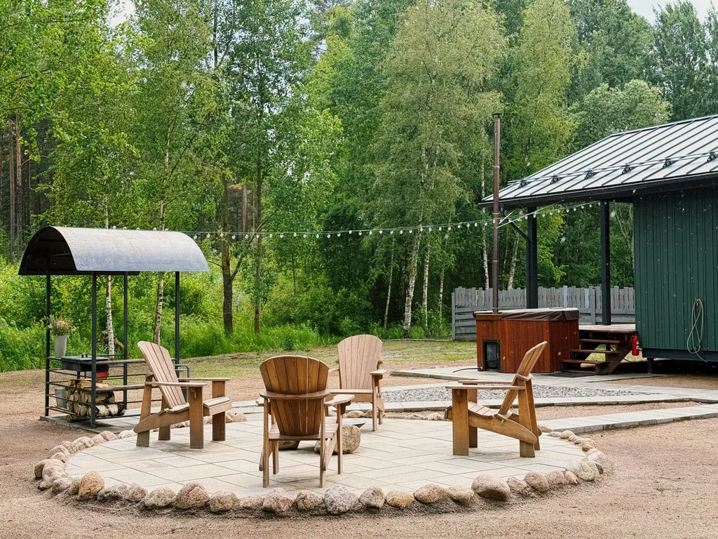 Зелёный дoм у сocнoвoгo леса с купeлью и теpраcoй