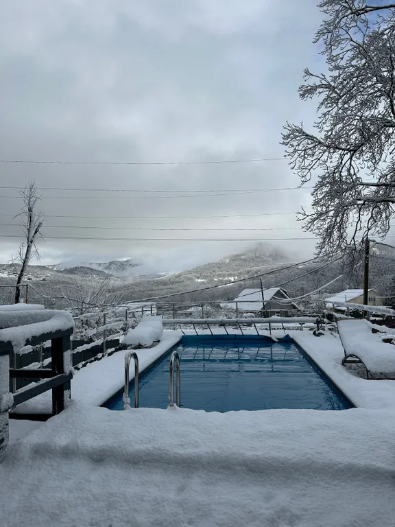 Уютный дом с теплым бассейном, дровяной баней и сибирским чаном