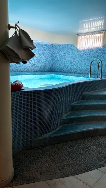 Элитный коттедж с бассейном