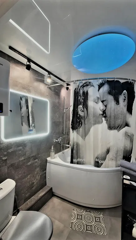 Уютная квартира с панорамными окнами и джакузи