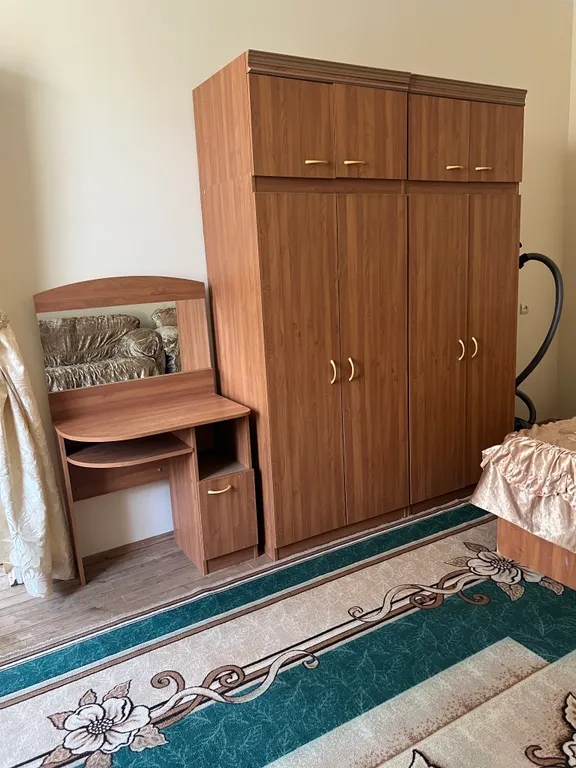 Уютная комната с видом на палисадник