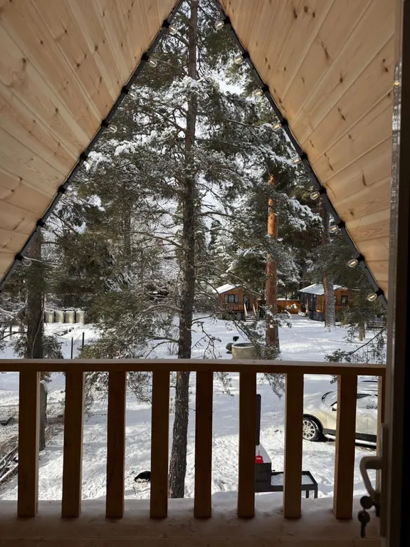 А-фрейм с видом на горы и лес