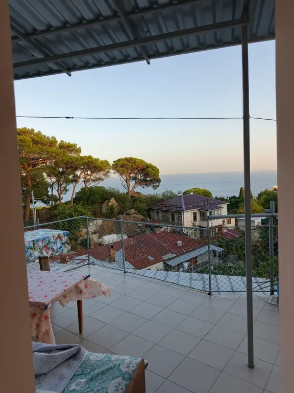 Квартира Отдельная комната-домик с выходом на террасу с видом на море — аренда посуточно в Алупка