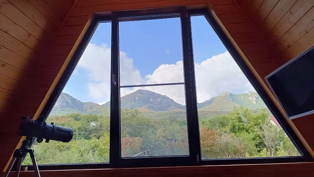 Большой деревянный треугольный дом (афрейм) с видом на бештау