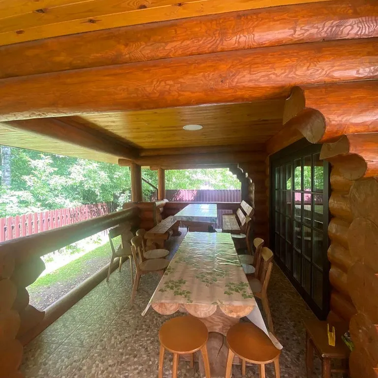 Дом на берегу реки с баней