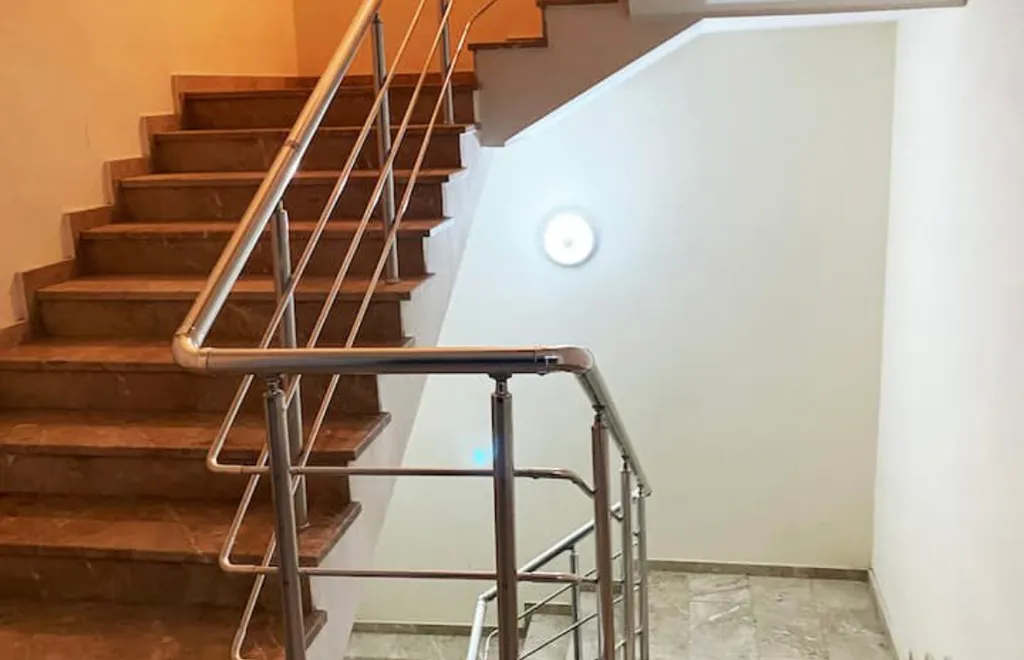 Уютно и стильно в центре города, близко к старому Тбилиси