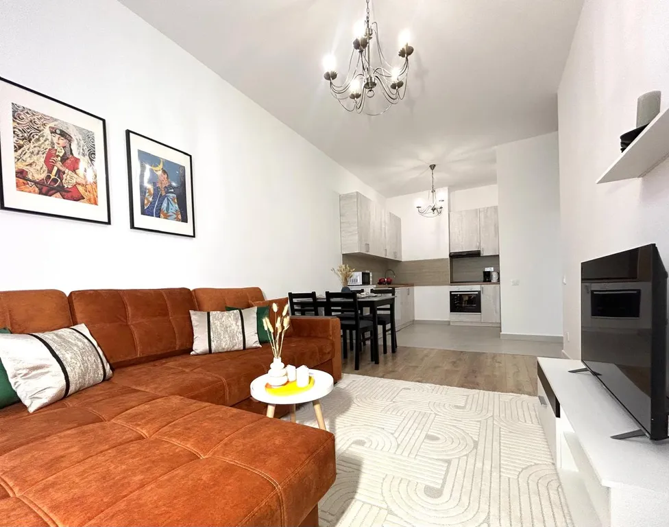 Атмосферная евродвушка, сияние в центре города