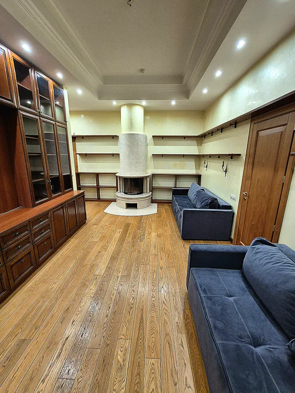 Особняк с большим бассейном в живописном лесном поселке