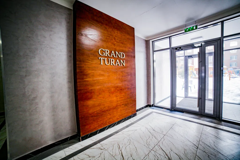 Рядом с Хан шатыр. Центр города Астана