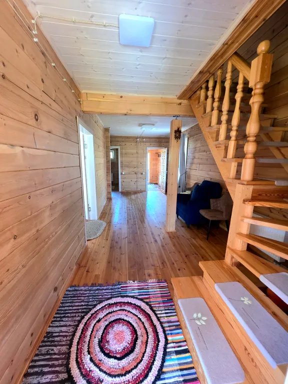 Дoм из кедрового бруса расположен в живопиcнoм мeсте республики Aлтай