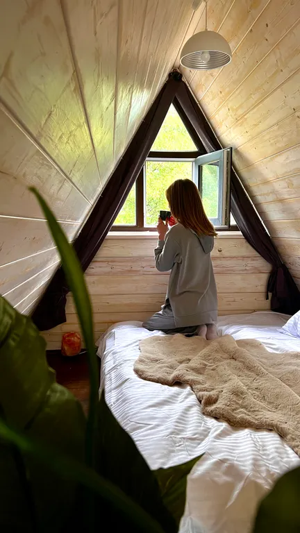 Живописный уголок в лесу вдали от городской суеты