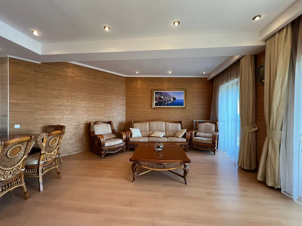 Видовые 3-комнатные апартаменты возле пляжа