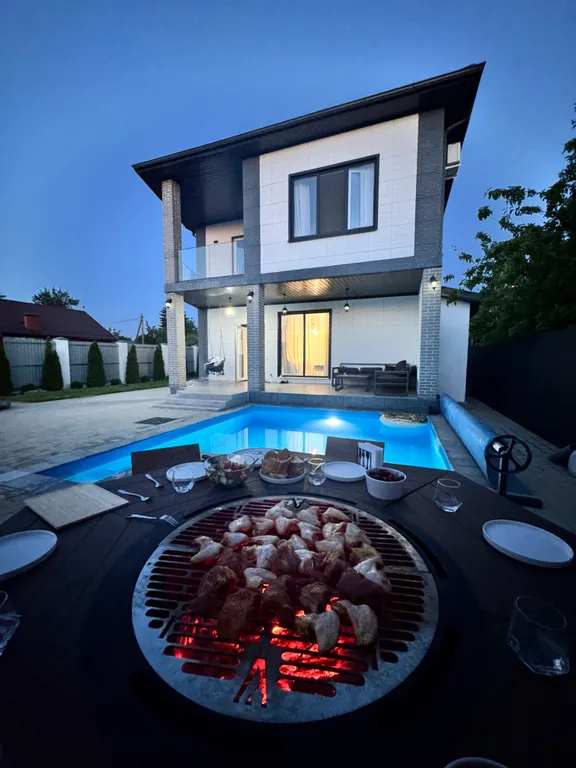 Коттедж Просторный тёплый дом с верандой и гриль столом — Елизаветинская