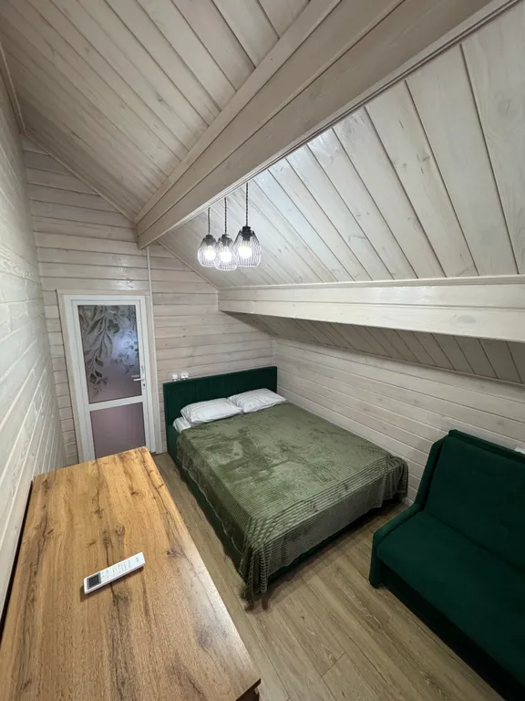 Уютный дом у реки