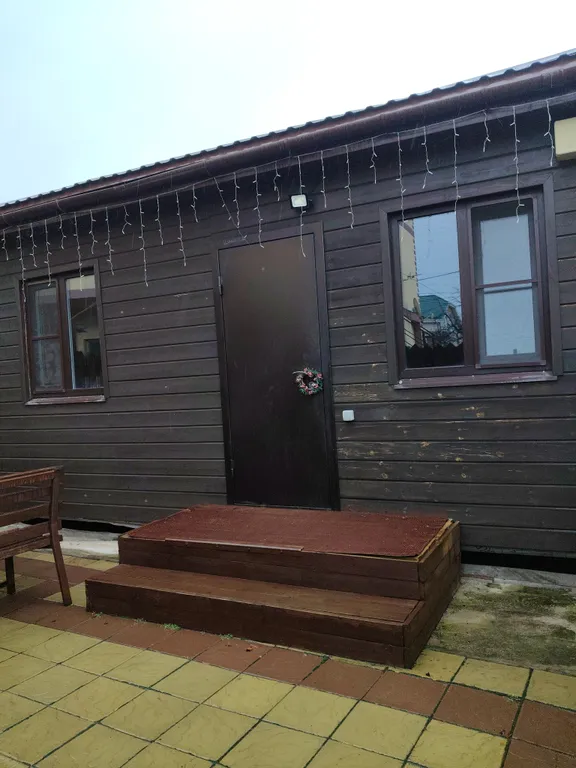 Деревянный домик у моря