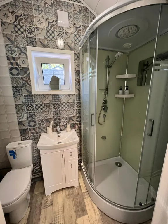 Зелёный домик в лесу на живописной улице