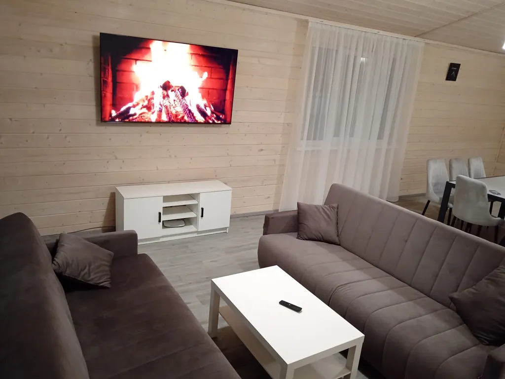 Коттедж Красивый дом у речки — Купанское