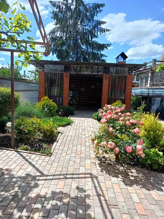 Уютный дом с беседкой и камином