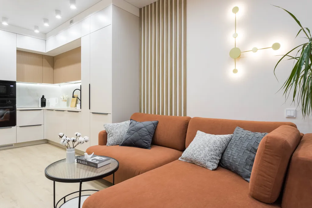 Современная трешка с видом на озеро и каминным залом