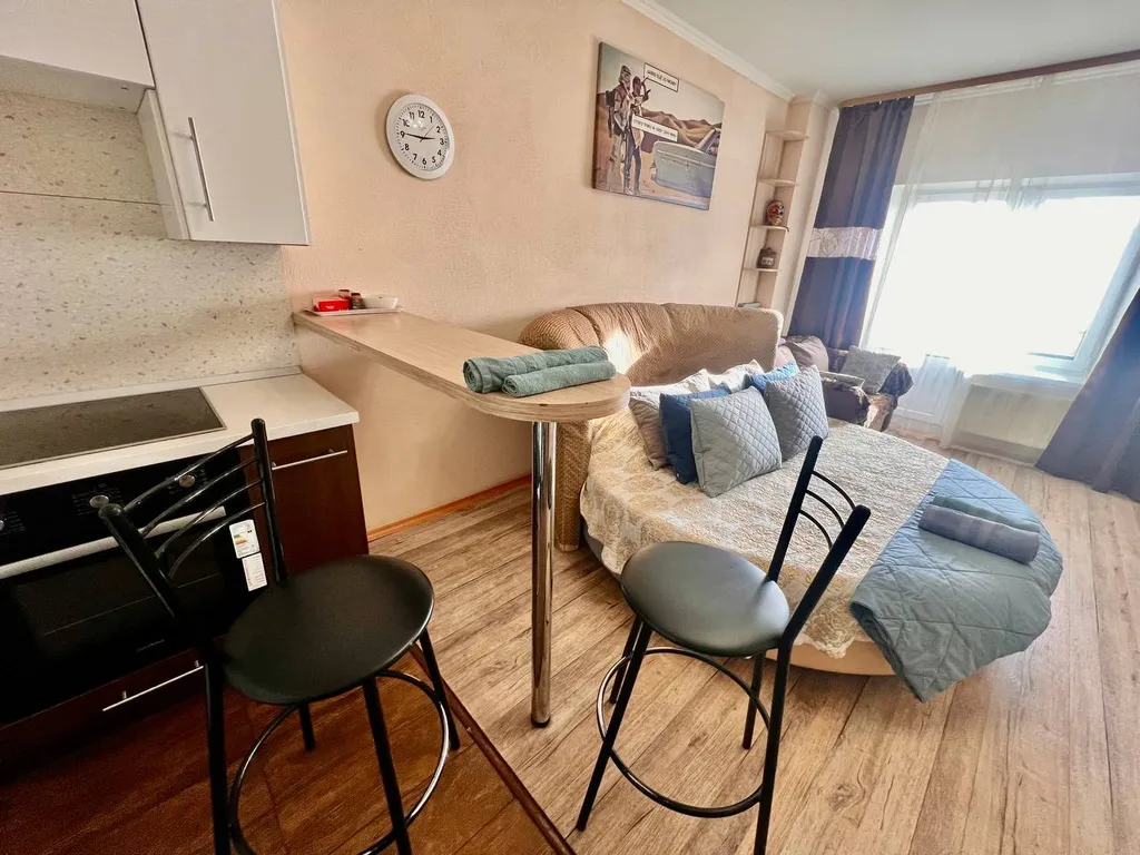 Квартира Уютная светлая студия, центр, ТЦ Вояж, парковка, кафе, аквапарк источник — Тюмень