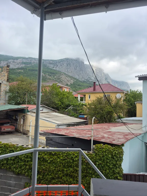 Часть дома с верандой и видом на море, горы и храм