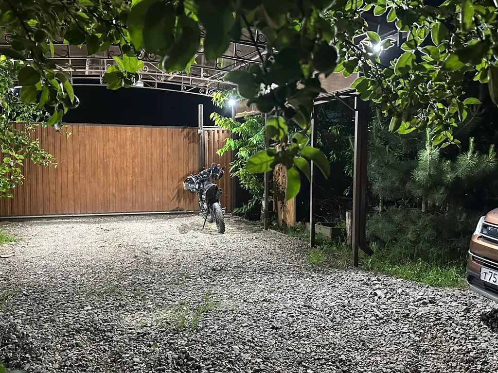 Уютный домик рядом с садом, хвойными деревьями, рядом с тц