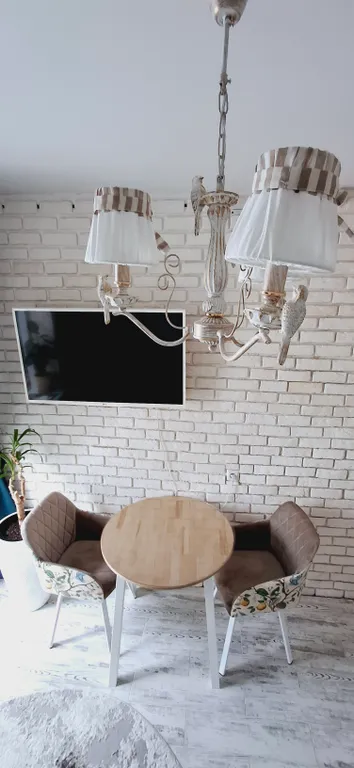 Квартира с подвесными креслами из ротанга на панорамной лоджии