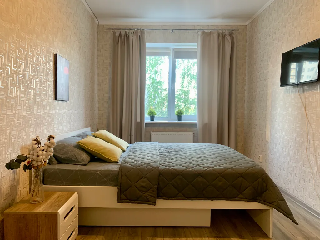 Двухкомнатная квартира возле метро.