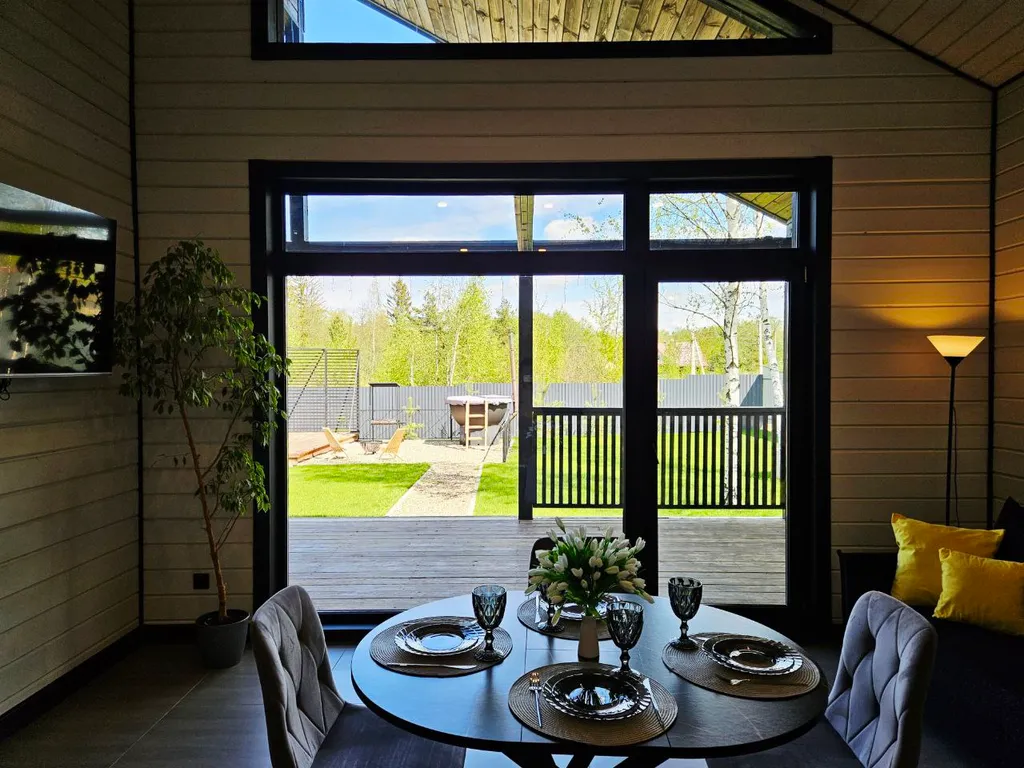 Дом с большой террасой, панорамными окнами, банным чаном и сауной