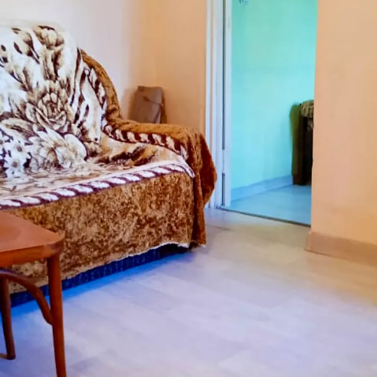 Домик с цветущим садом