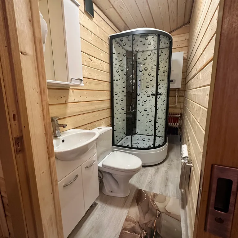 Домик в лесу с панорамными окнами