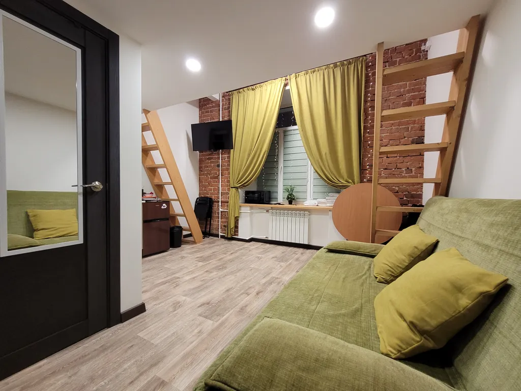 Лофт-1 Жёлтая. Клёвая двухуровневая студия в центре