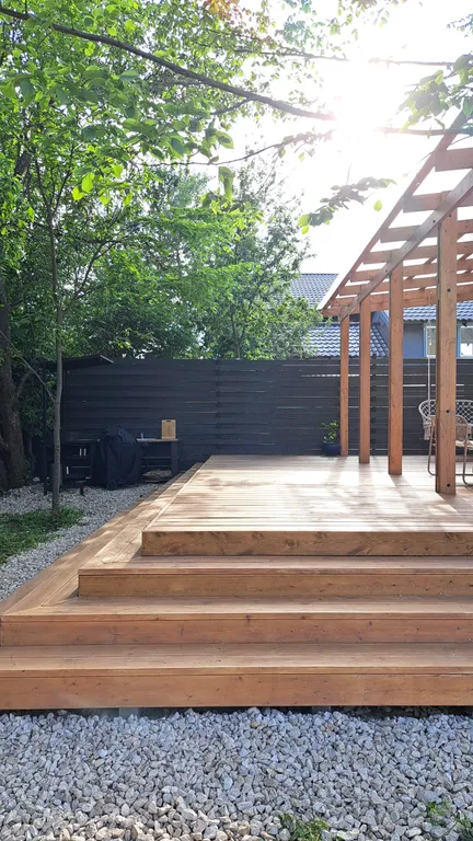 Белый дом на тихой улочке