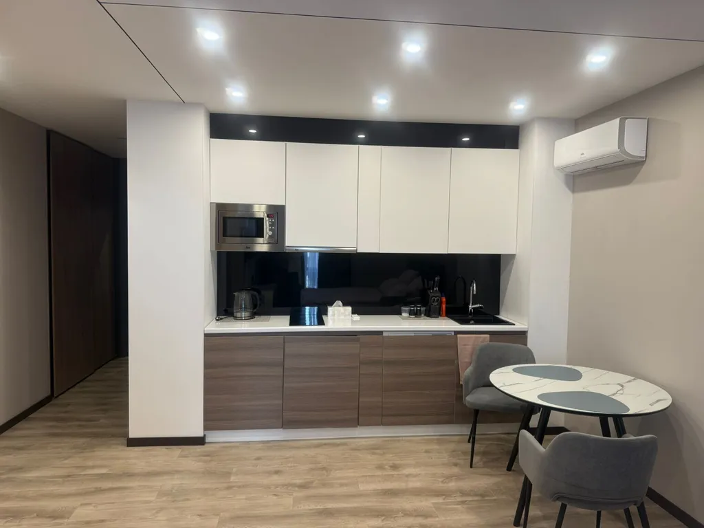 Уютная студия в центре города с видом на море с балконом