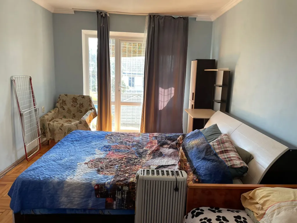 Маяк и море через дорогу