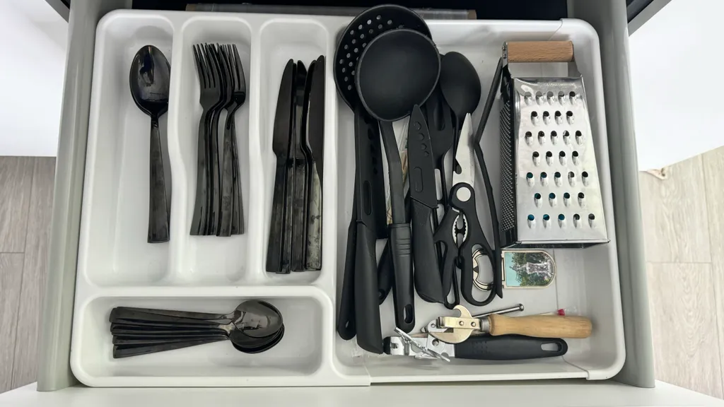 Апартаменты с панорамными окнами на лес и море и роскошным двором