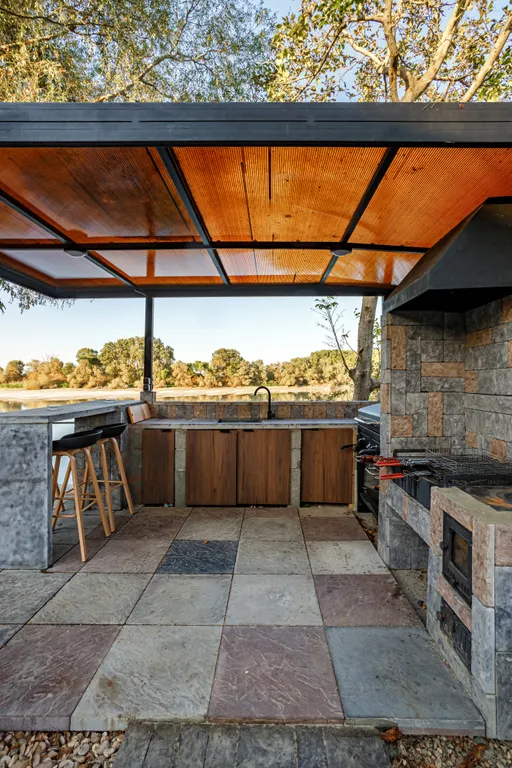 Дом на берегу реки