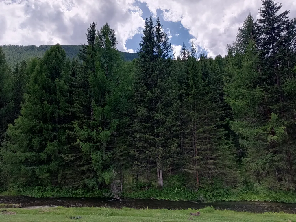 Уютный уединенный домик с видом на горы и реку