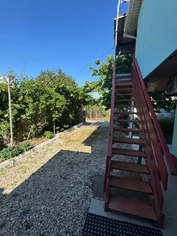 Уютный домик у моря со своим двором