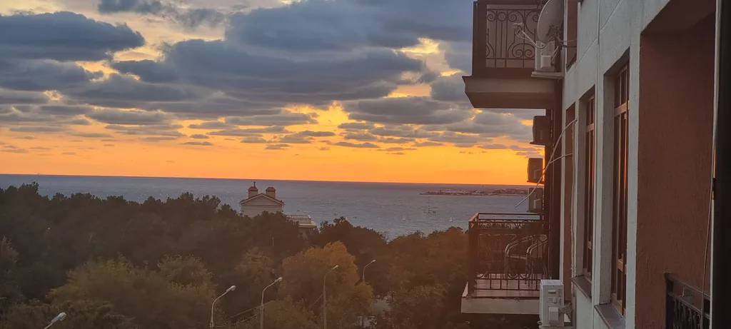 Квартира Просторная светлая квартира с большим балконом и видом на море, горы, закат — Геленджик