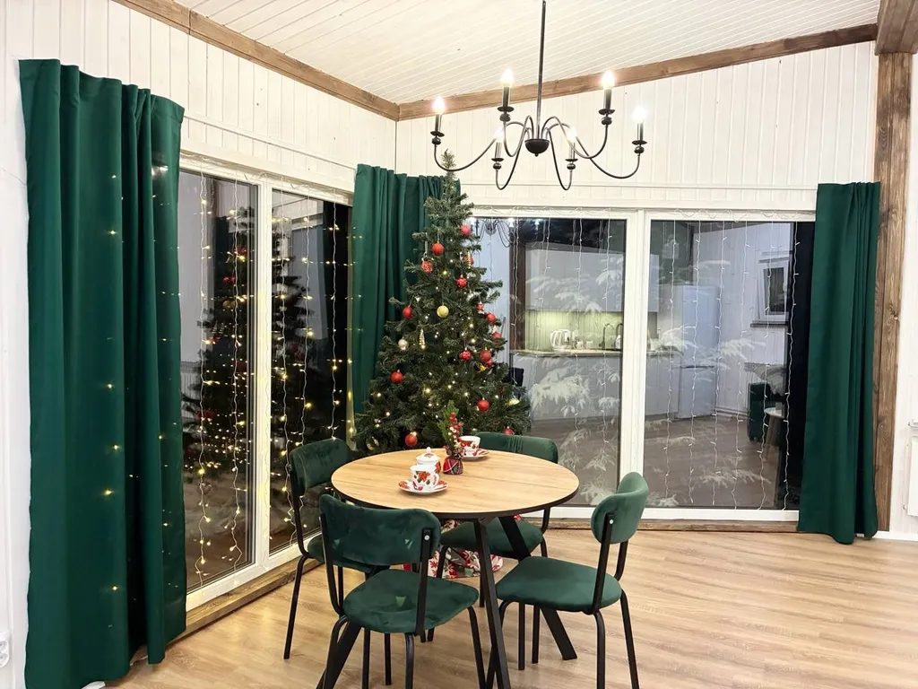 Панорамный дом в лесу