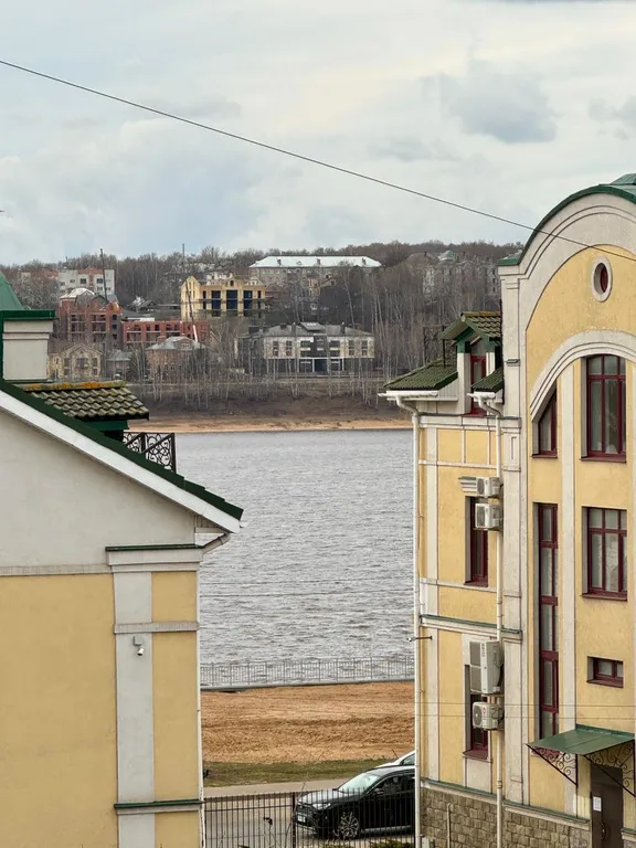 Двухуровневая квартира на набережной для большой компании