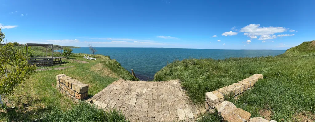 Студия с террасой и бассейном на первой береговой линии