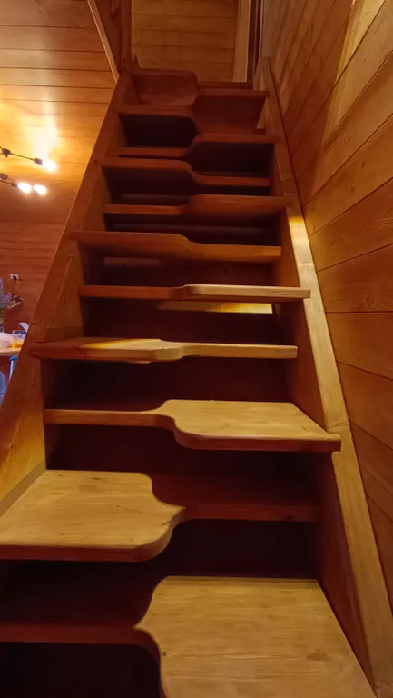 Большой деревянный треугольный дом (афрейм) с видом на бештау