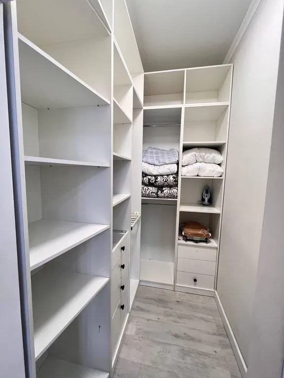 Витражные окна с красивым видом на город и новогодние салюты