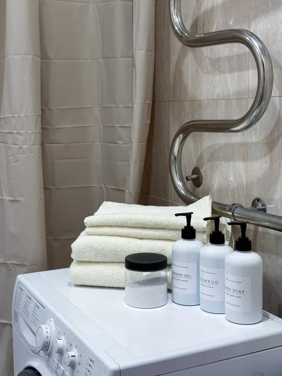 Просторная еврoдвушкa с светлой куxнeй-гocтинoй