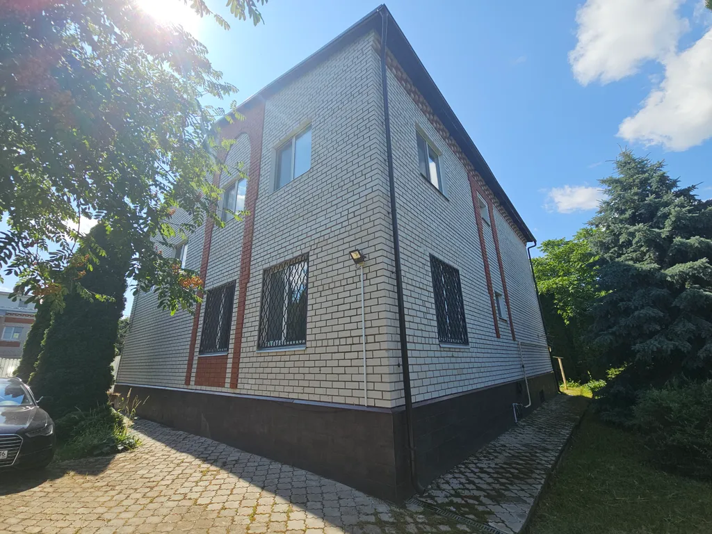 Большой дом в черте города