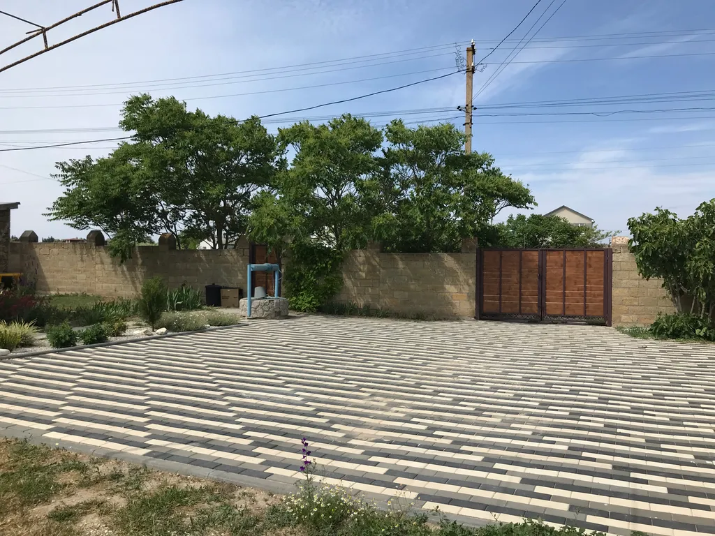 Небольшой уютный домик у пруда